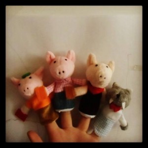 Fingerdukker av eventyret om de tre små griser